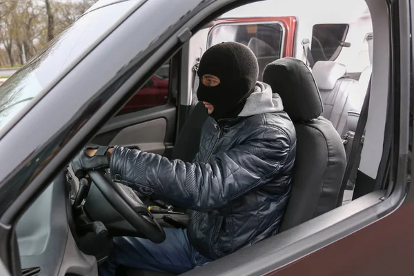 Homem tentando roubar carro — Fotografia de Stock