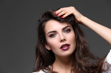 model parlak makyaj ile