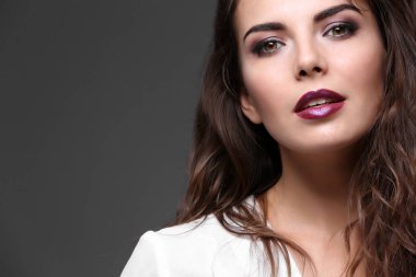 model parlak makyaj ile