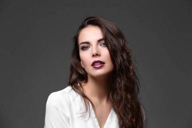 model parlak makyaj ile