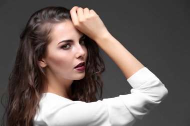 model parlak makyaj ile