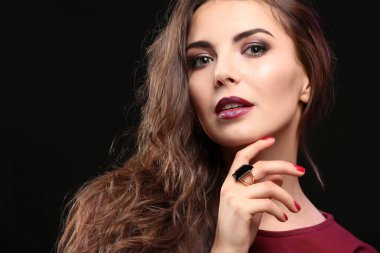 model parlak makyaj ile
