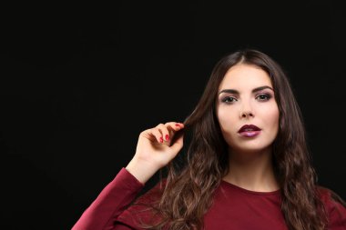 model parlak makyaj ile