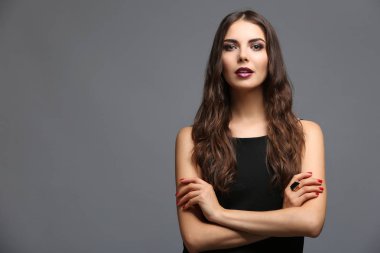 model parlak makyaj ile