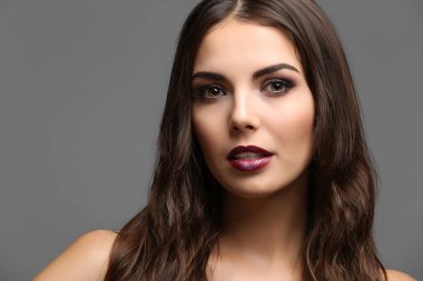 model parlak makyaj ile