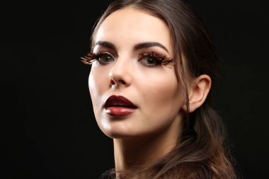 model parlak makyaj ile