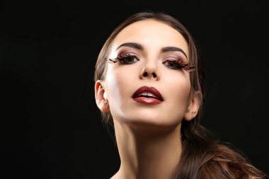 model parlak makyaj ile