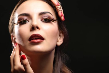 model parlak makyaj ile