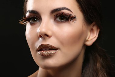 model parlak makyaj ile