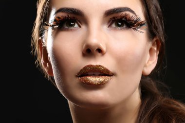 model parlak makyaj ile