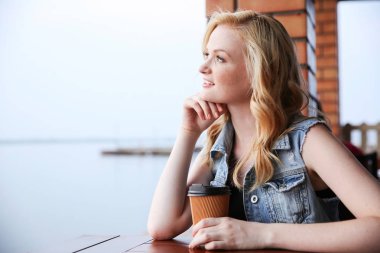 içme içmek kadın kahve