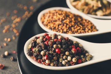 kaşık içinde farklı baharatlar