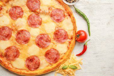 beyaz üzerine lezzetli pizza 