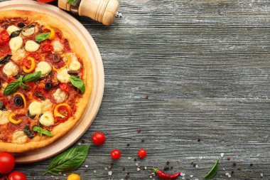 Taze pişmiş pizza. 