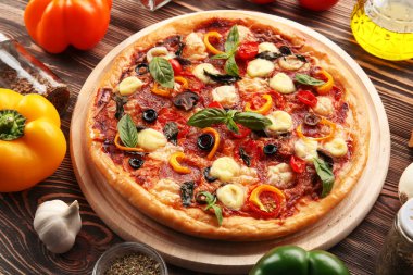 Taze pişmiş pizza. 