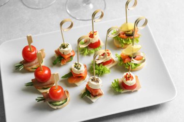 Tablo üzerinde çeşitli kanepeler