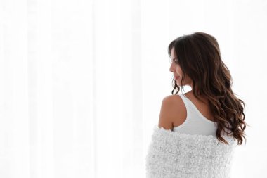 pencerenin yanında güzel bir kadın