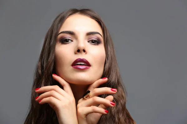 Modelo con maquillaje brillante — Foto de Stock