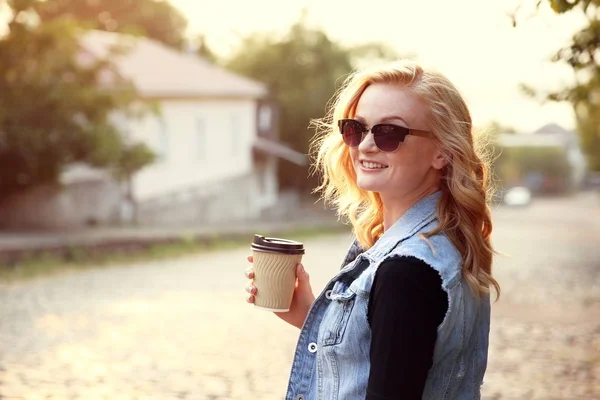 Femeia cu o ceașcă de cafea — Fotografie, imagine de stoc