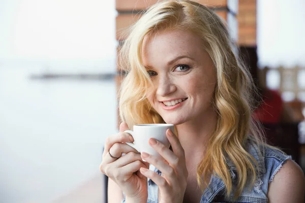 Femme buvant du café — Photo