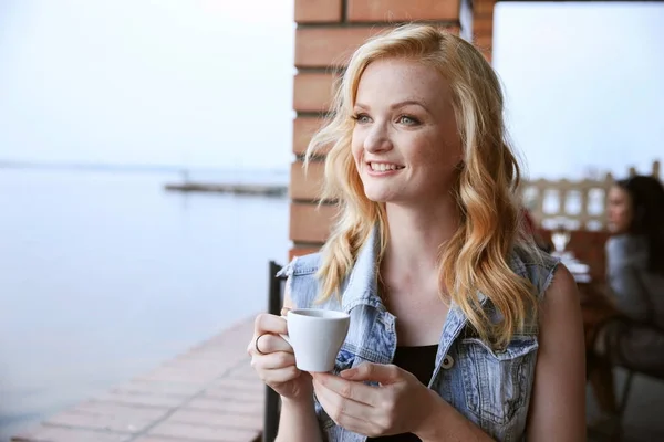 Femme buvant du café — Photo