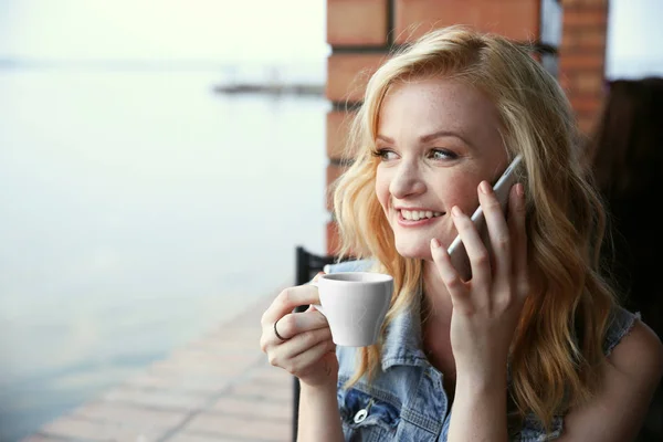 Femme buvant du café — Photo