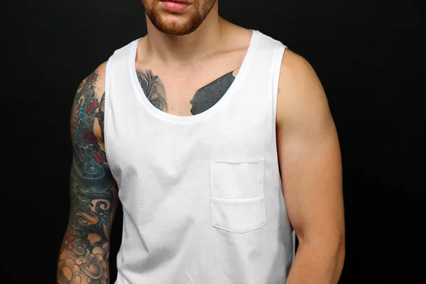 Jovem Tatuado Homem Posando Fundo Escuro — Fotografia de Stock
