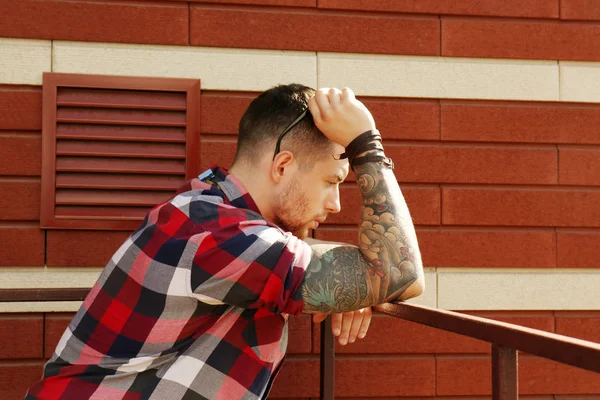 Joven Hombre Tatuado Posando Sobre Fondo Pared Ladrillo —  Fotos de Stock