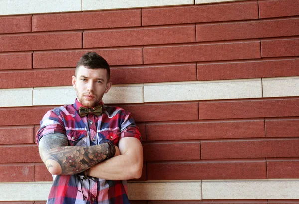 Joven Hombre Tatuado Posando Sobre Fondo Pared Ladrillo —  Fotos de Stock