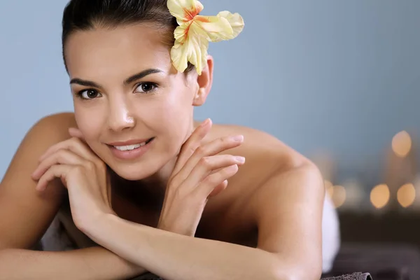 Femme couchée sur une table de massage — Photo