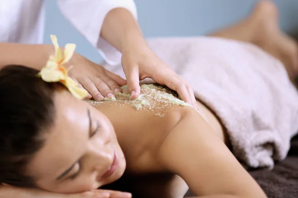 Młoda Kobieta Odbiera Peeling Masaż Salonie Spa — Zdjęcie stockowe