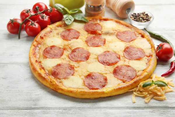 Pizza savoureuse sur blanc — Photo