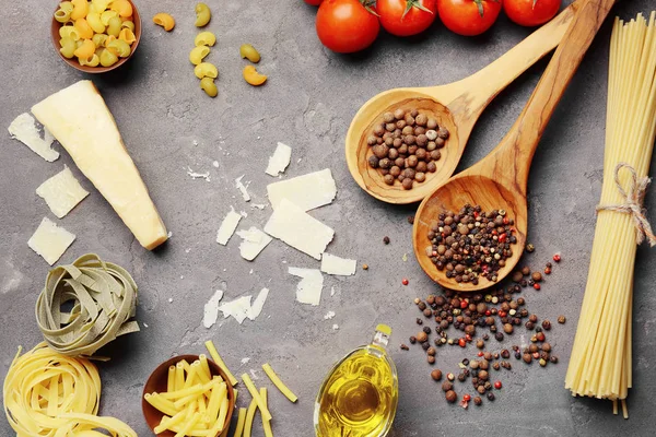 Haufen Nudeln und Produkte — Stockfoto