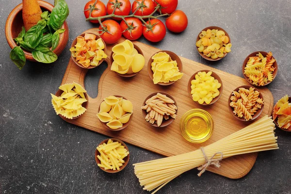 Olika sorters pasta i skålar — Stockfoto