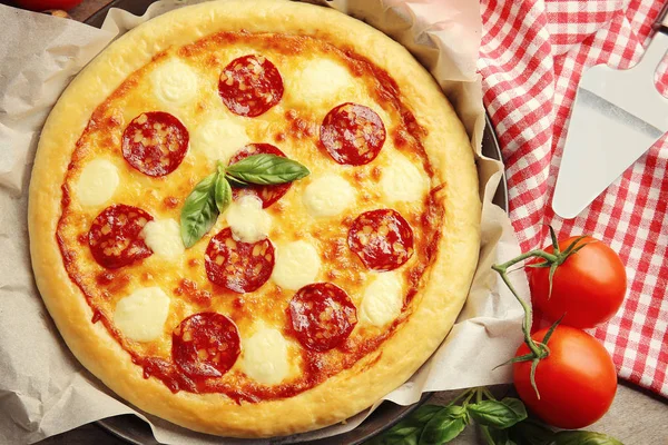 Zelfgemaakte pepperoni pizza — Stockfoto