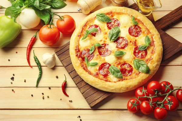 Pizza al salame piccante fatta in casa — Foto Stock
