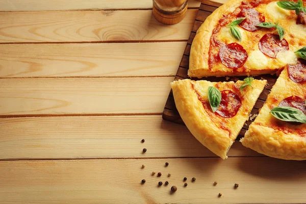 Pizza al salame piccante fatta in casa — Foto Stock