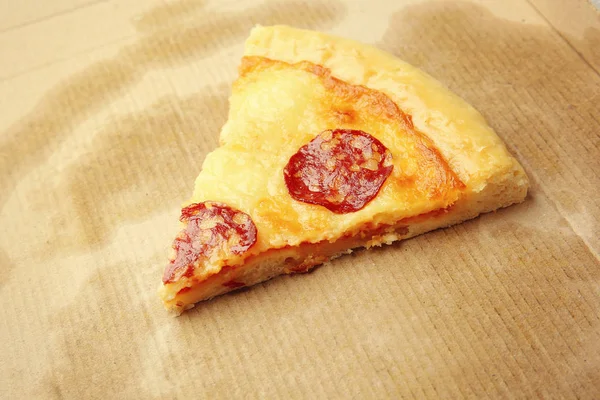 Bir dilim pepperoni pizza. — Stok fotoğraf