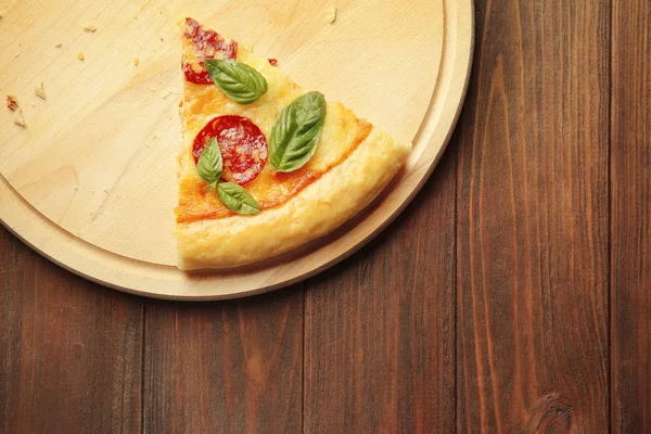 Plak peperoni pizza — Stockfoto