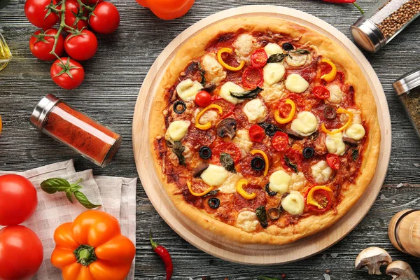 Čerstvě upečená pizza — Stock fotografie