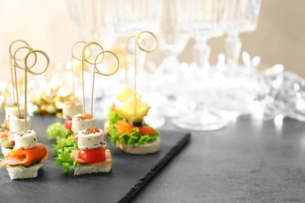 Canapés surtidos en la mesa —  Fotos de Stock