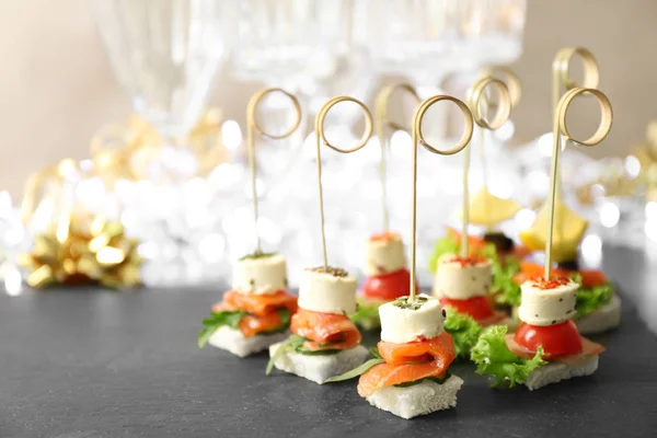 Canapés sortidos na mesa — Fotografia de Stock