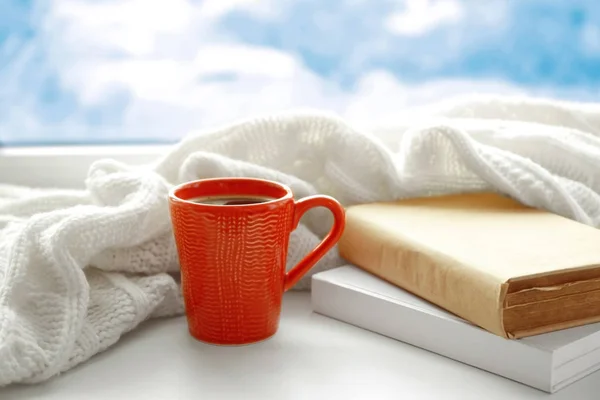 Čerstvá káva s knihou — Stock fotografie