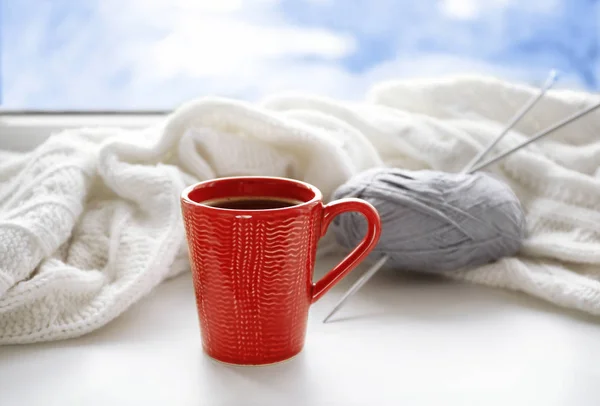 Чашка кофе и вязание — стоковое фото