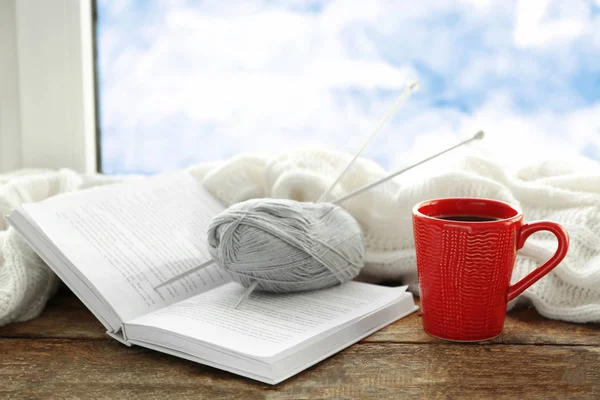 一杯のコーヒーと編み物 — ストック写真