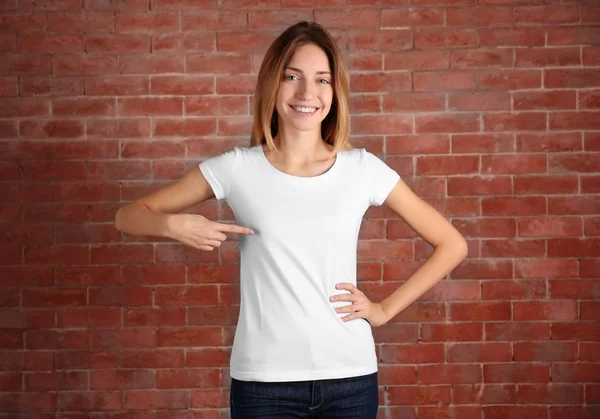 Jovem mulher em branco t-shirt — Fotografia de Stock