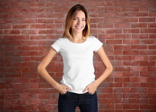 Giovane donna in t-shirt bianca — Foto Stock