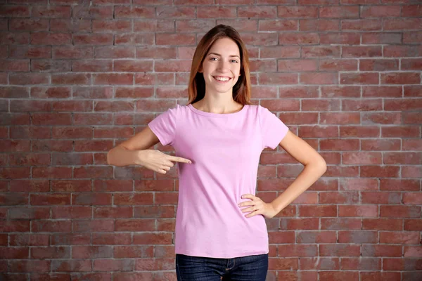 Jonge vrouw in lege t-shirt — Stockfoto