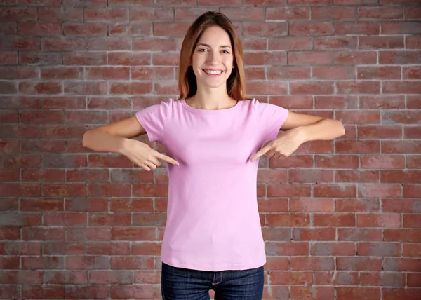 Νεαρή γυναίκα στο κενό t-shirt — Φωτογραφία Αρχείου