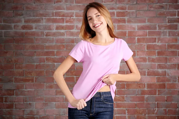 Jovem mulher em branco t-shirt — Fotografia de Stock